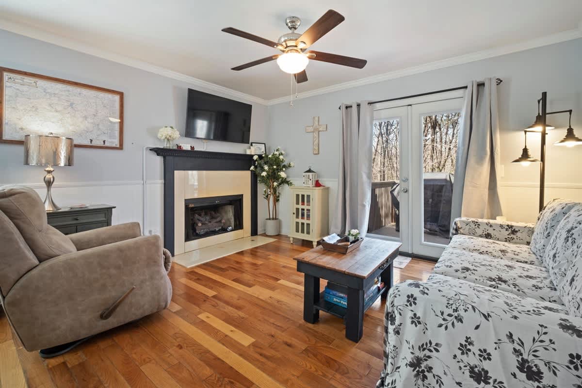 NEWLY RENOVATED COZY 2BR 1BA COTTAGE -NEW HOT TUB