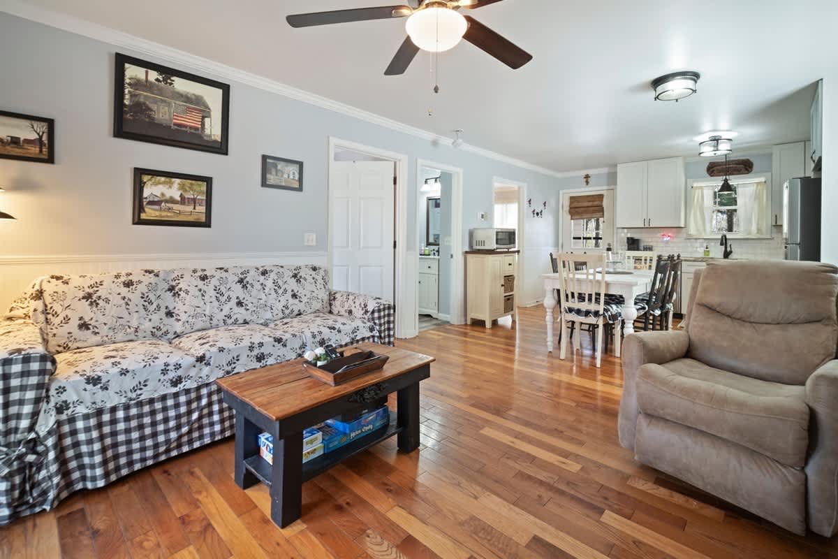 NEWLY RENOVATED COZY 2BR 1BA COTTAGE -NEW HOT TUB