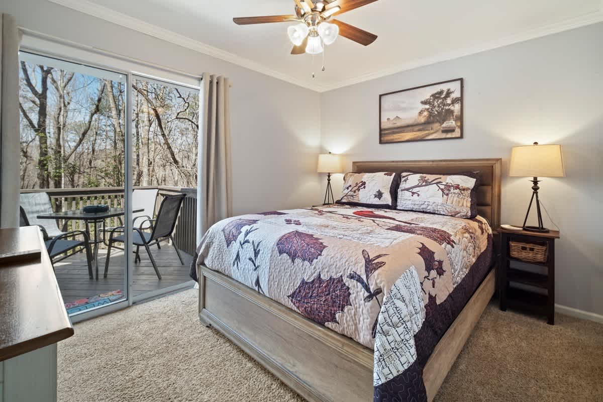 NEWLY RENOVATED COZY 2BR 1BA COTTAGE -NEW HOT TUB