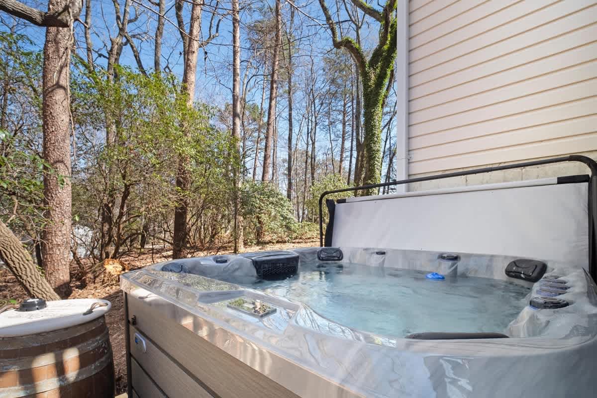 NEWLY RENOVATED COZY 2BR 1BA COTTAGE -NEW HOT TUB