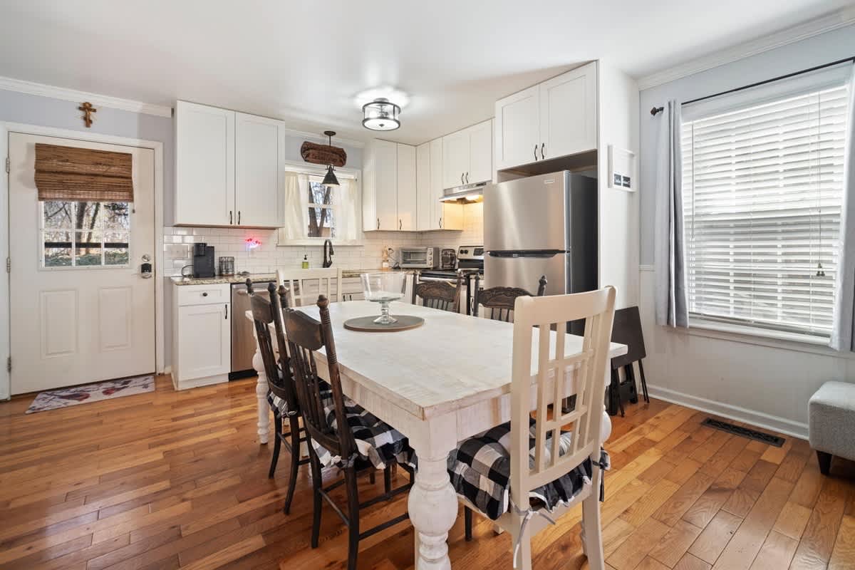 NEWLY RENOVATED COZY 2BR 1BA COTTAGE -NEW HOT TUB