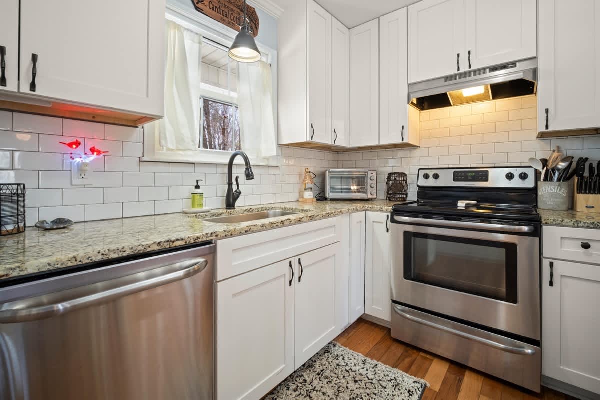 NEWLY RENOVATED COZY 2BR 1BA COTTAGE -NEW HOT TUB