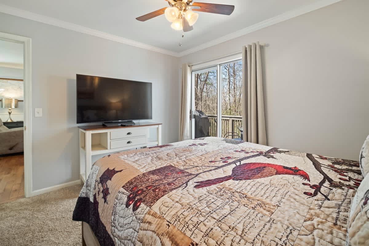 NEWLY RENOVATED COZY 2BR 1BA COTTAGE -NEW HOT TUB