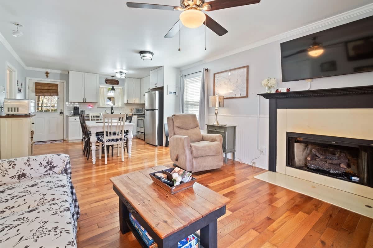 NEWLY RENOVATED COZY 2BR 1BA COTTAGE -NEW HOT TUB