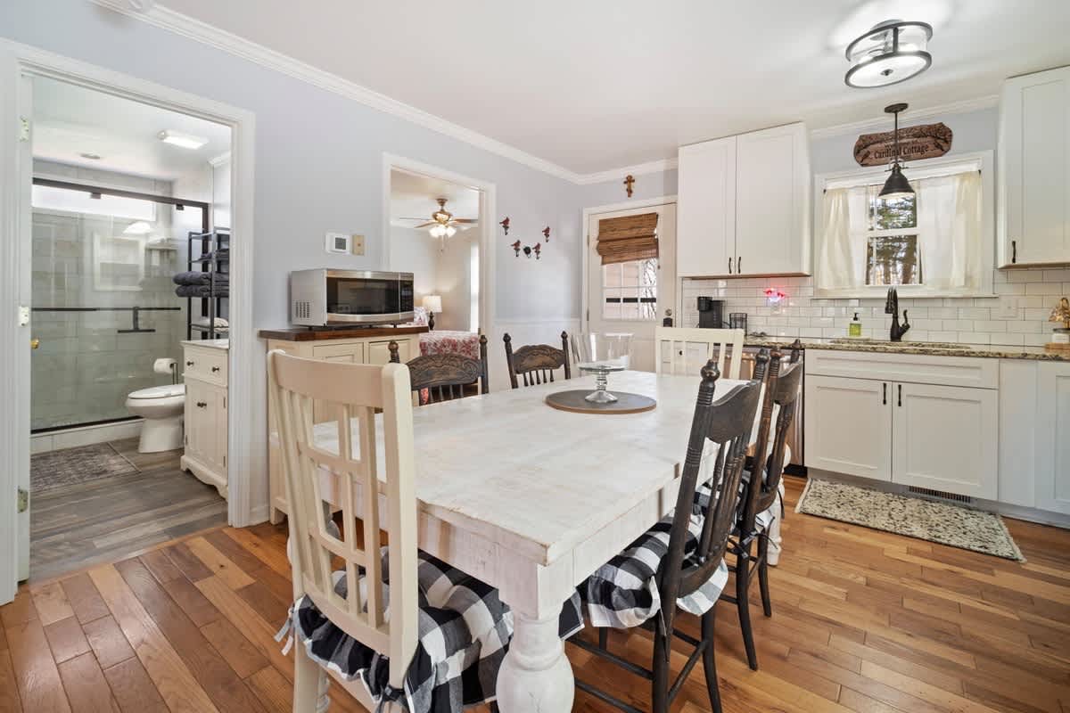 NEWLY RENOVATED COZY 2BR 1BA COTTAGE -NEW HOT TUB