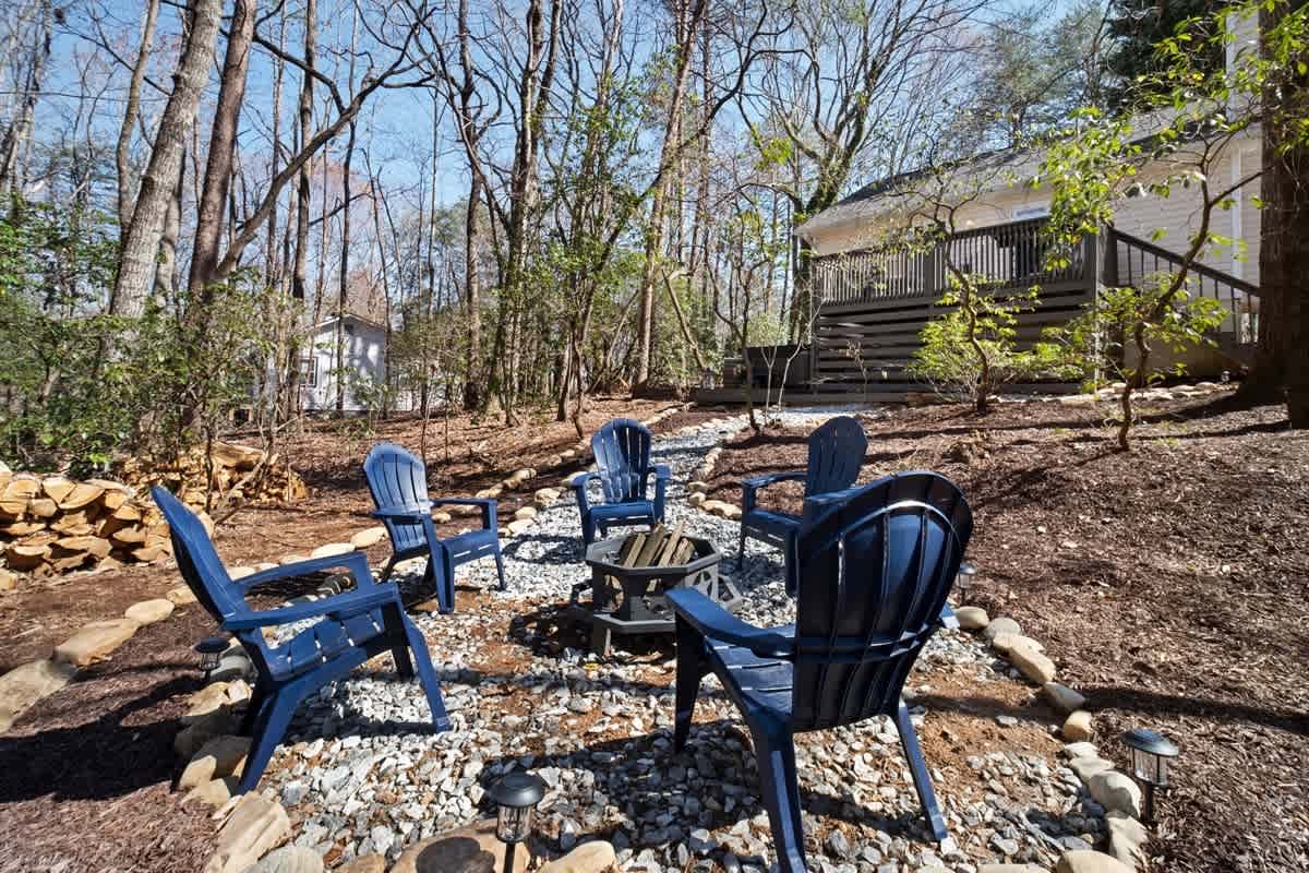 NEWLY RENOVATED COZY 2BR 1BA COTTAGE -NEW HOT TUB