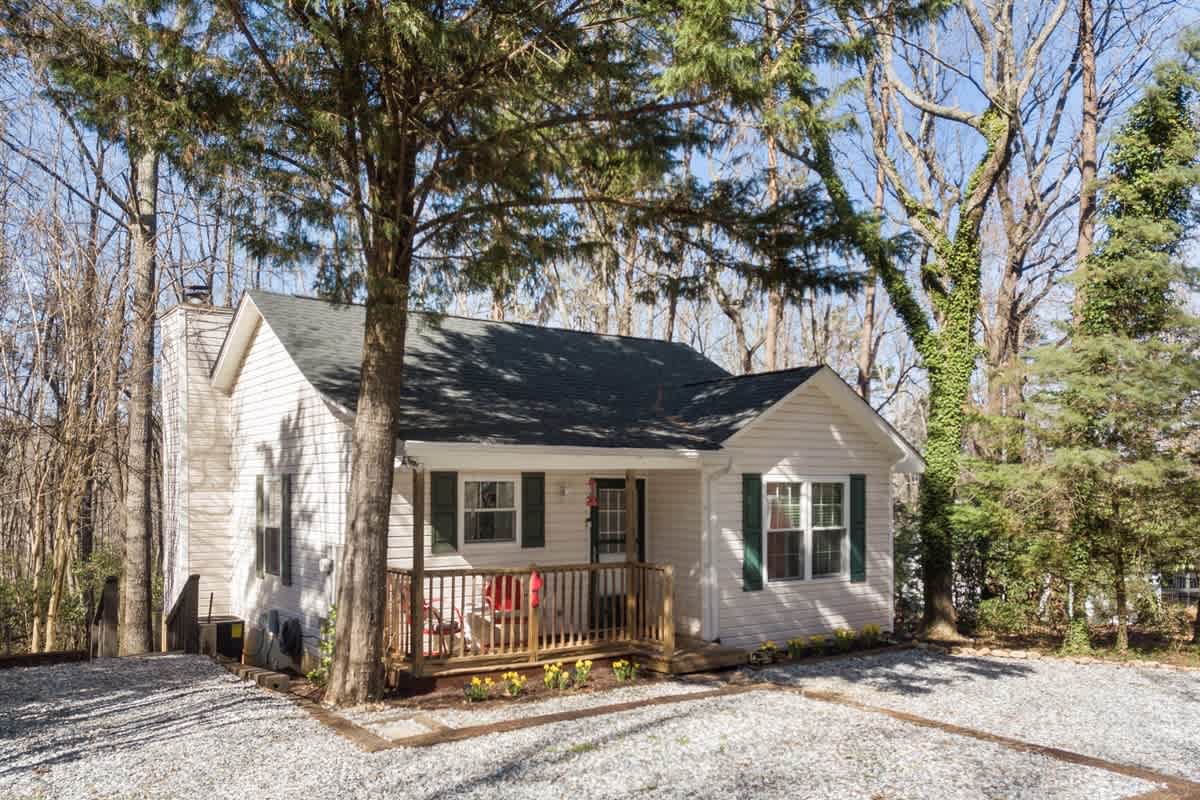 NEWLY RENOVATED COZY 2BR 1BA COTTAGE -NEW HOT TUB
