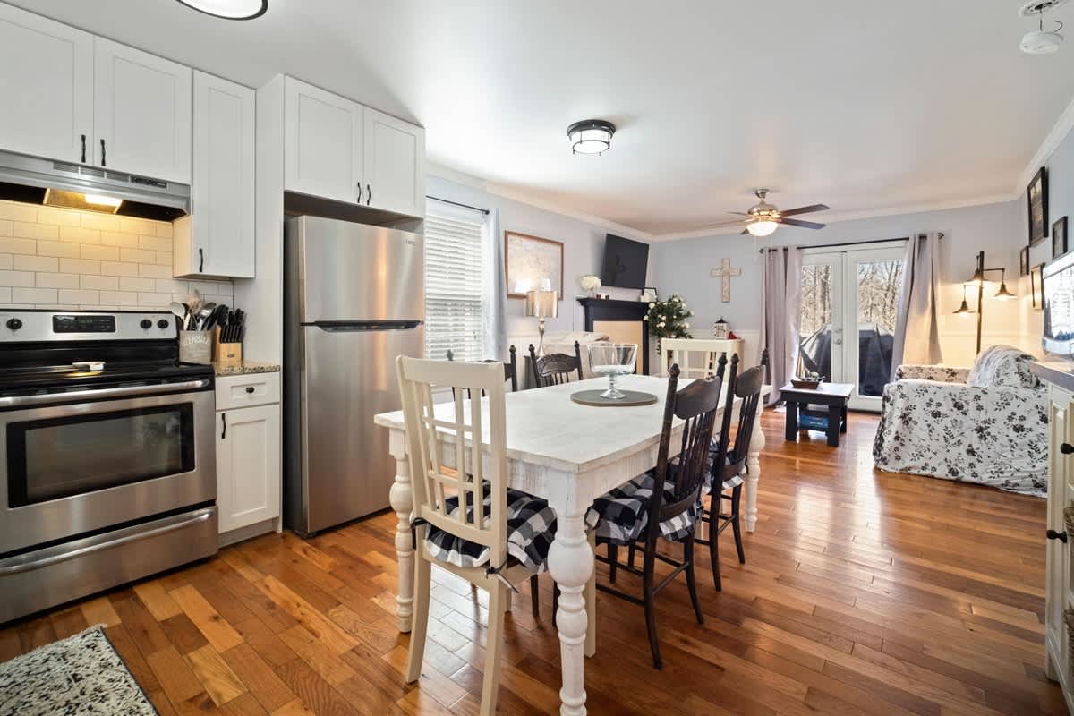 NEWLY RENOVATED COZY 2BR 1BA COTTAGE -NEW HOT TUB