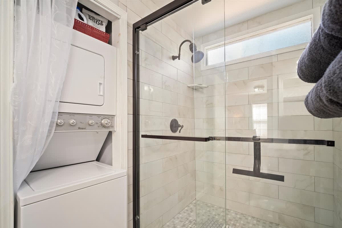 NEWLY RENOVATED COZY 2BR 1BA COTTAGE -NEW HOT TUB