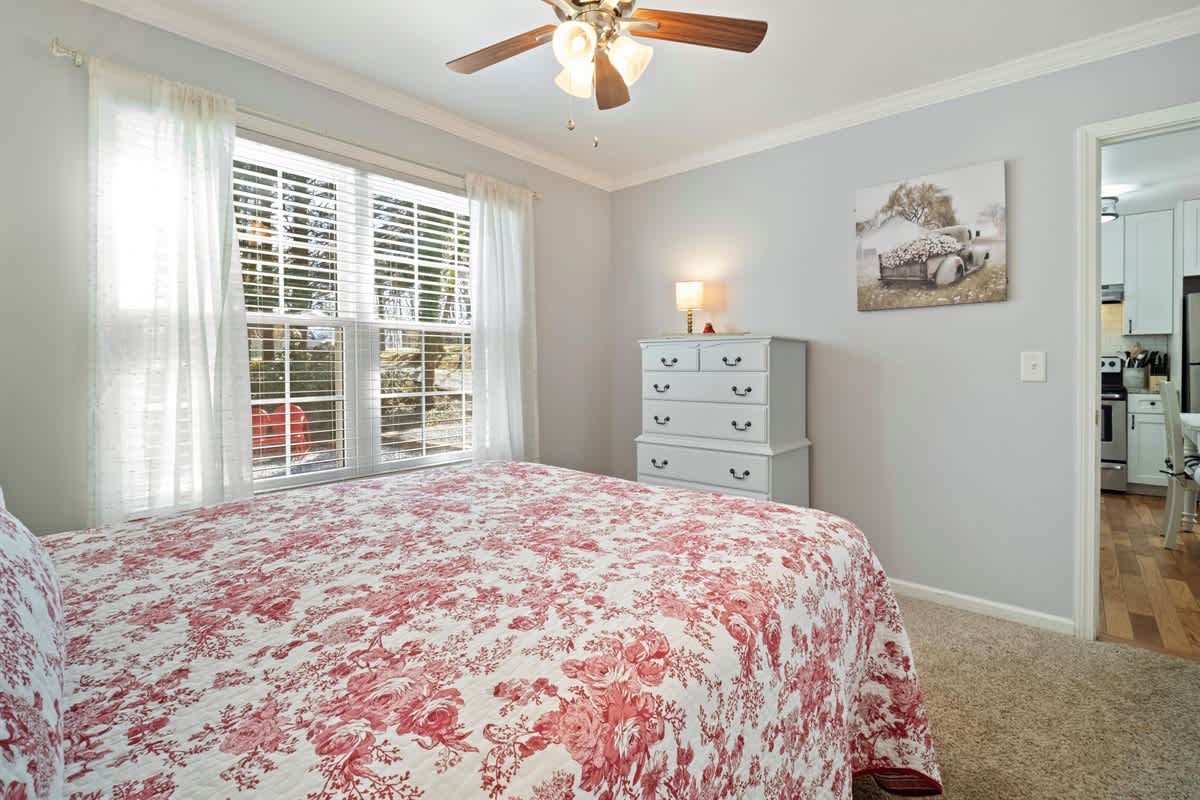 NEWLY RENOVATED COZY 2BR 1BA COTTAGE -NEW HOT TUB