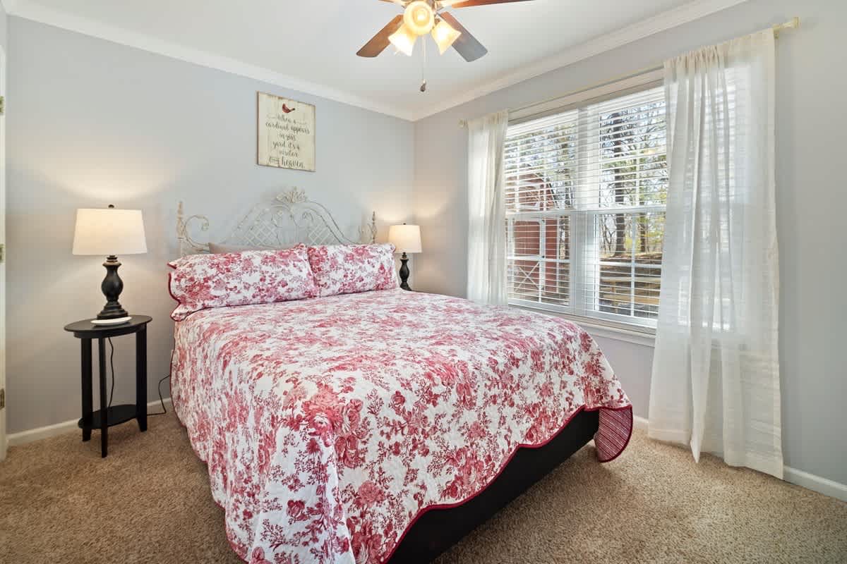 NEWLY RENOVATED COZY 2BR 1BA COTTAGE -NEW HOT TUB