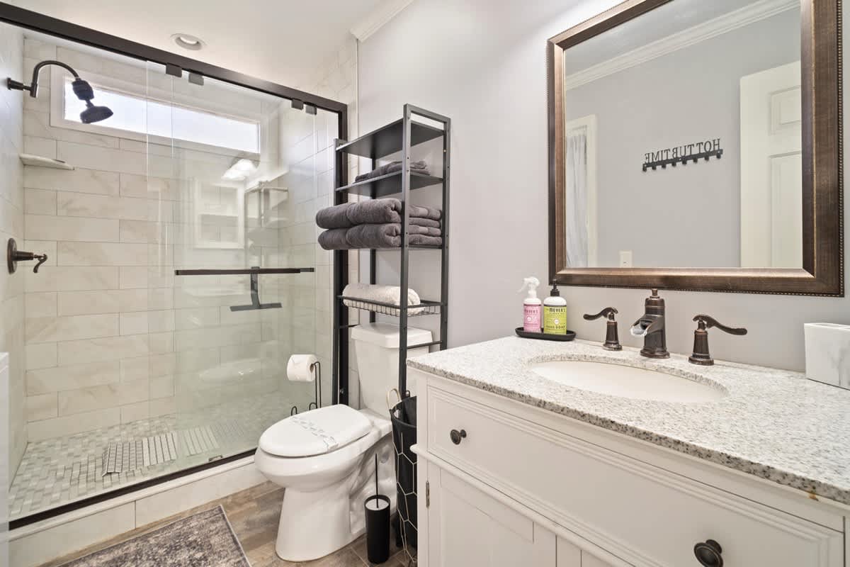 NEWLY RENOVATED COZY 2BR 1BA COTTAGE -NEW HOT TUB