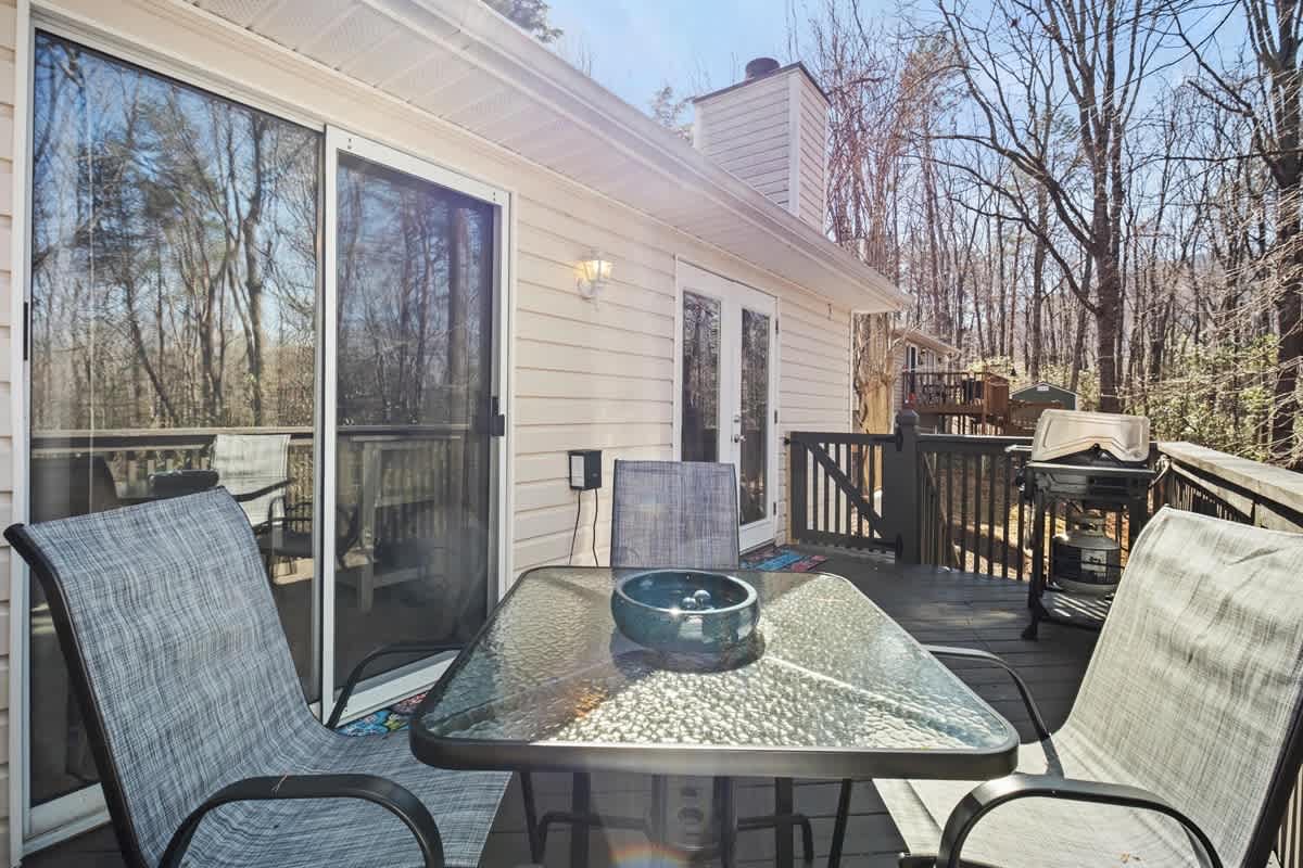 NEWLY RENOVATED COZY 2BR 1BA COTTAGE -NEW HOT TUB