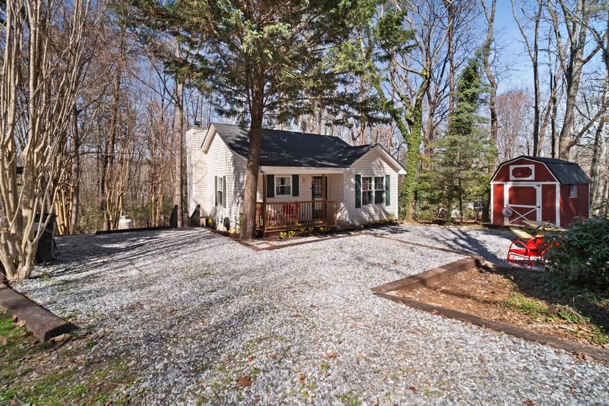 NEWLY RENOVATED COZY 2BR 1BA COTTAGE -NEW HOT TUB
