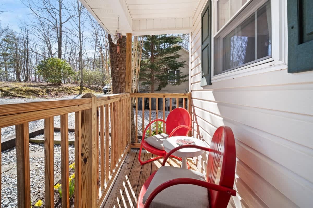 NEWLY RENOVATED COZY 2BR 1BA COTTAGE -NEW HOT TUB
