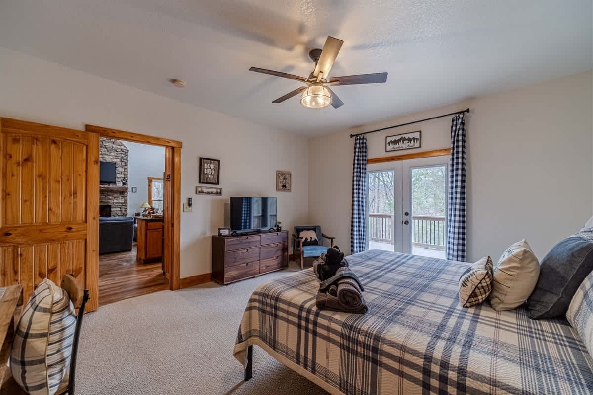 A BEAR HUG - 3 BR 3.5 BA LUXURY CABIN W/ GAME ROOM