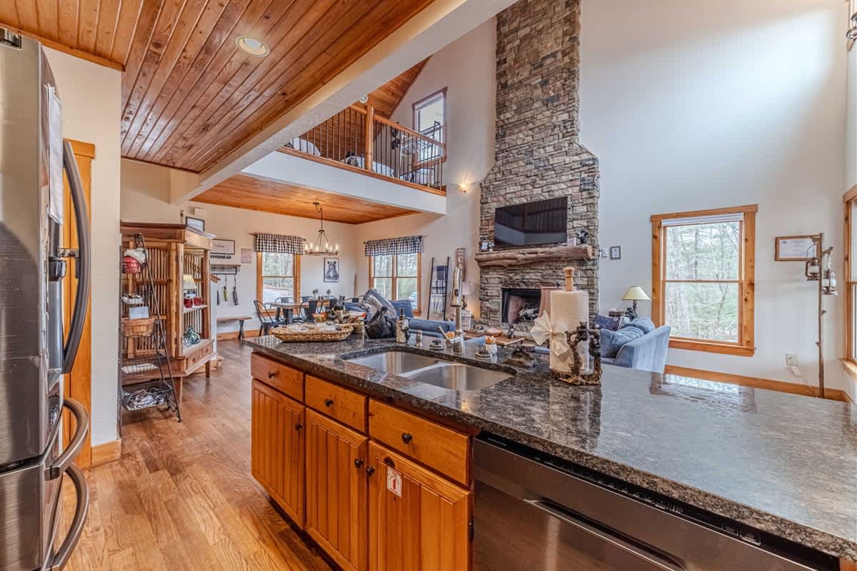 A BEAR HUG - 3 BR 3.5 BA LUXURY CABIN W/ GAME ROOM