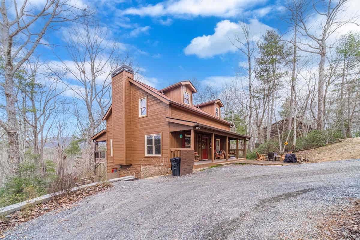 A BEAR HUG - 3 BR 3.5 BA LUXURY CABIN W/ GAME ROOM