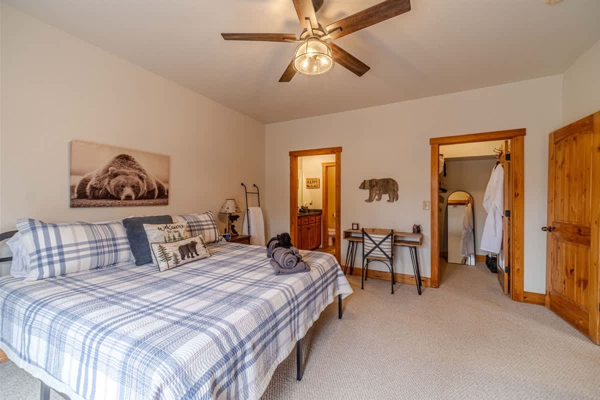 A BEAR HUG - 3 BR 3.5 BA LUXURY CABIN W/ GAME ROOM