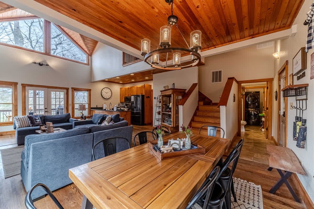 A BEAR HUG - 3 BR 3.5 BA LUXURY CABIN W/ GAME ROOM