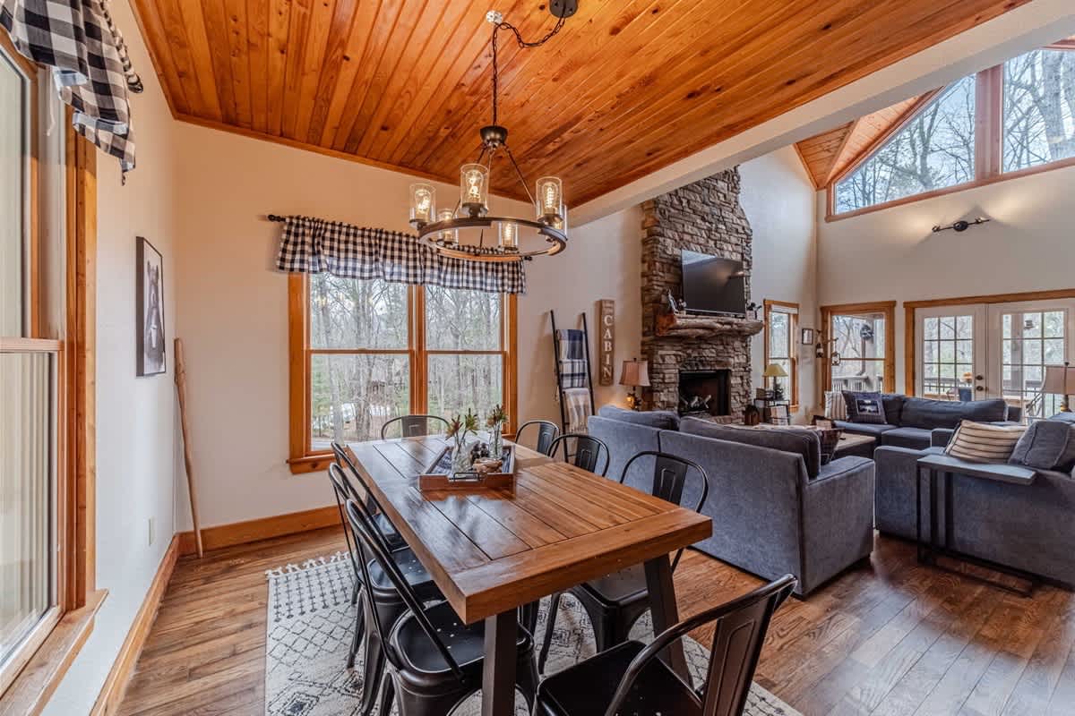 A BEAR HUG - 3 BR 3.5 BA LUXURY CABIN W/ GAME ROOM