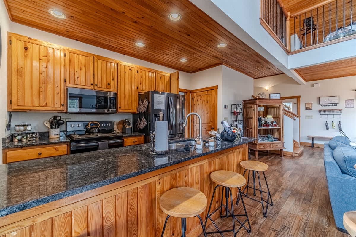 A BEAR HUG - 3 BR 3.5 BA LUXURY CABIN W/ GAME ROOM