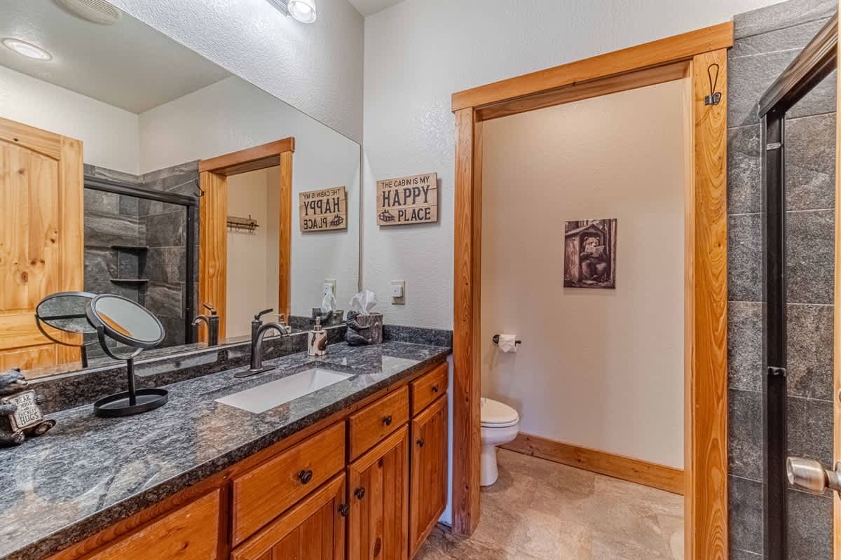 A BEAR HUG - 3 BR 3.5 BA LUXURY CABIN W/ GAME ROOM