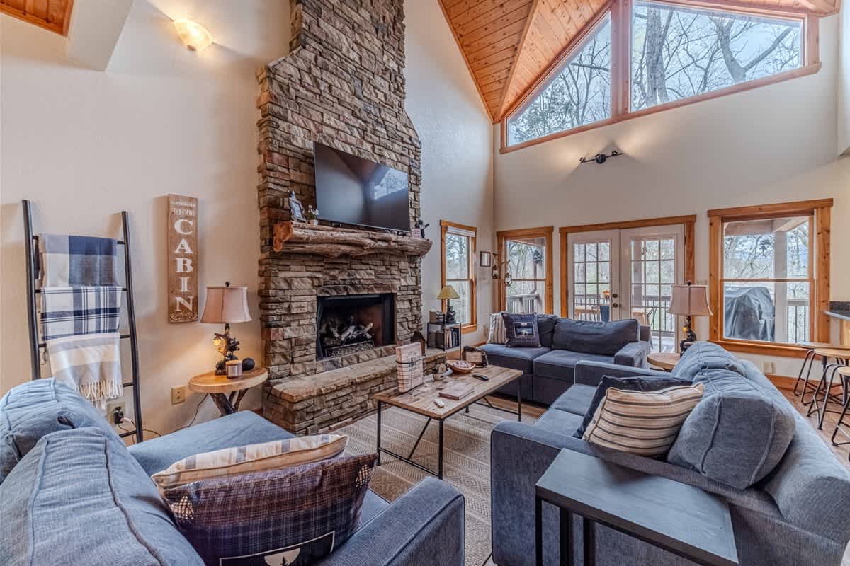 A BEAR HUG - 3 BR 3.5 BA LUXURY CABIN W/ GAME ROOM