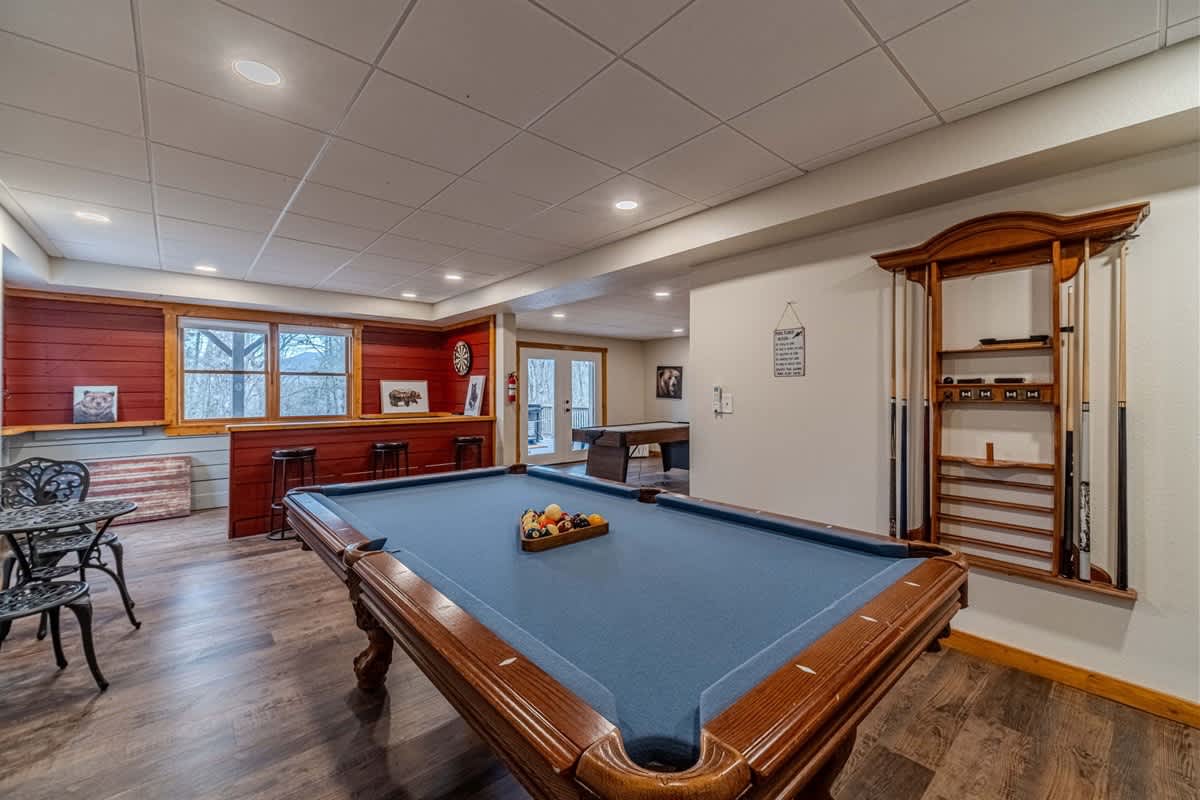 A BEAR HUG - 3 BR 3.5 BA LUXURY CABIN W/ GAME ROOM