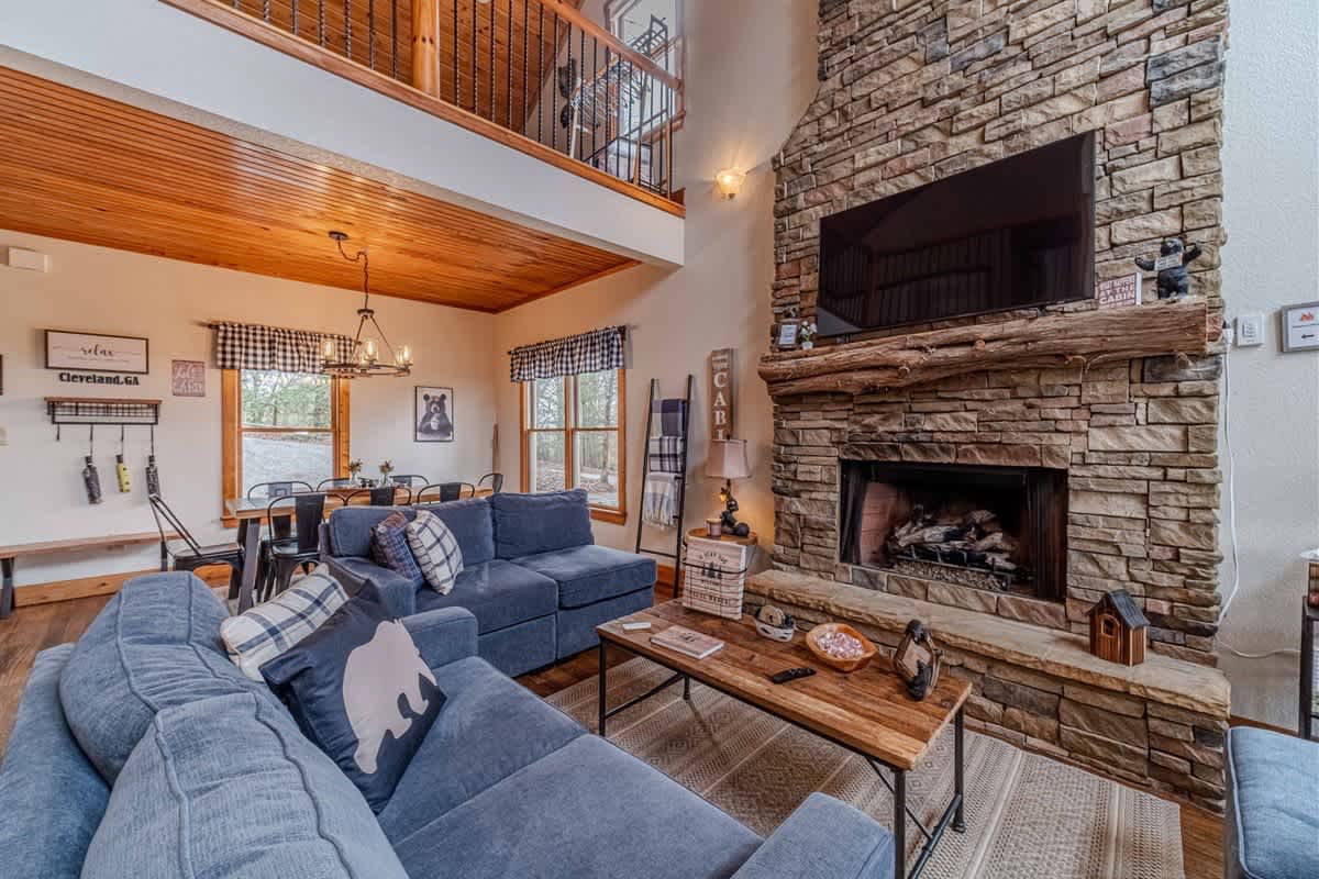 A BEAR HUG - 3 BR 3.5 BA LUXURY CABIN W/ GAME ROOM