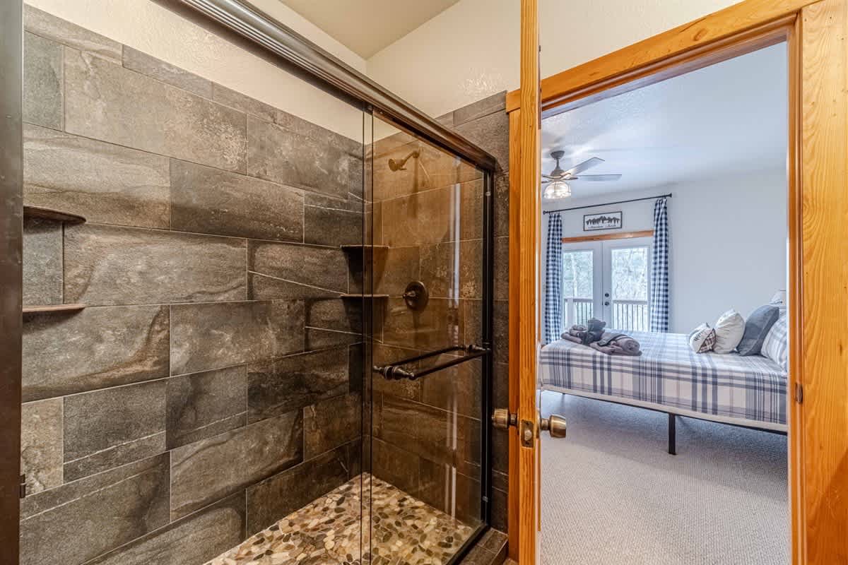A BEAR HUG - 3 BR 3.5 BA LUXURY CABIN W/ GAME ROOM