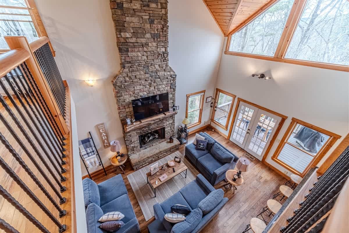 A BEAR HUG - 3 BR 3.5 BA LUXURY CABIN W/ GAME ROOM