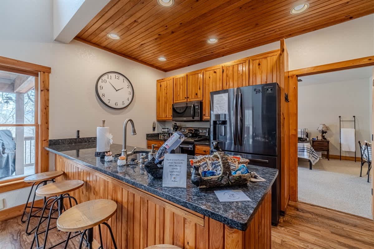 A BEAR HUG - 3 BR 3.5 BA LUXURY CABIN W/ GAME ROOM