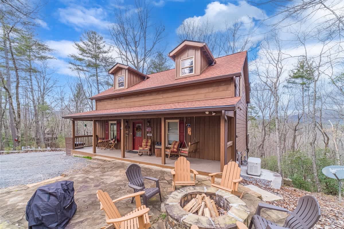 A BEAR HUG - 3 BR 3.5 BA LUXURY CABIN W/ GAME ROOM