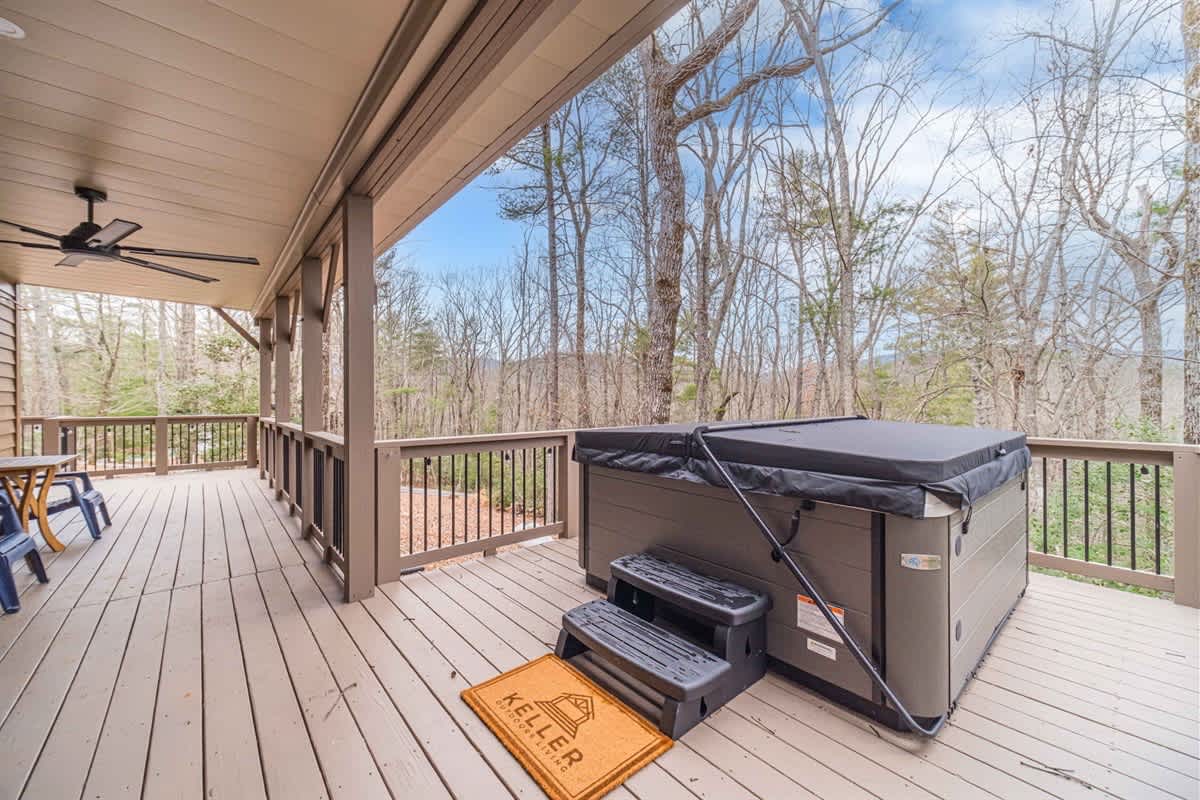 A BEAR HUG - 3 BR 3.5 BA LUXURY CABIN W/ GAME ROOM