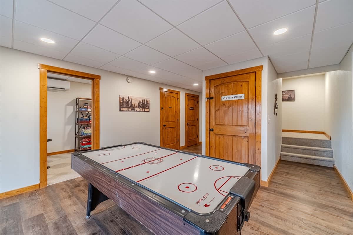 A BEAR HUG - 3 BR 3.5 BA LUXURY CABIN W/ GAME ROOM