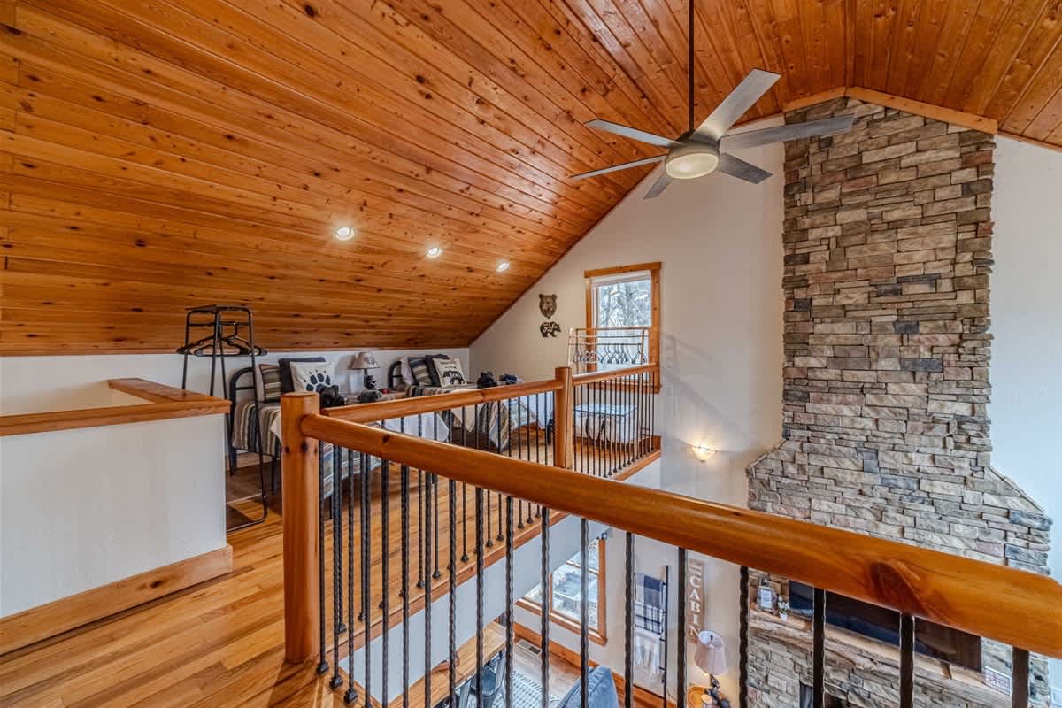 A BEAR HUG - 3 BR 3.5 BA LUXURY CABIN W/ GAME ROOM