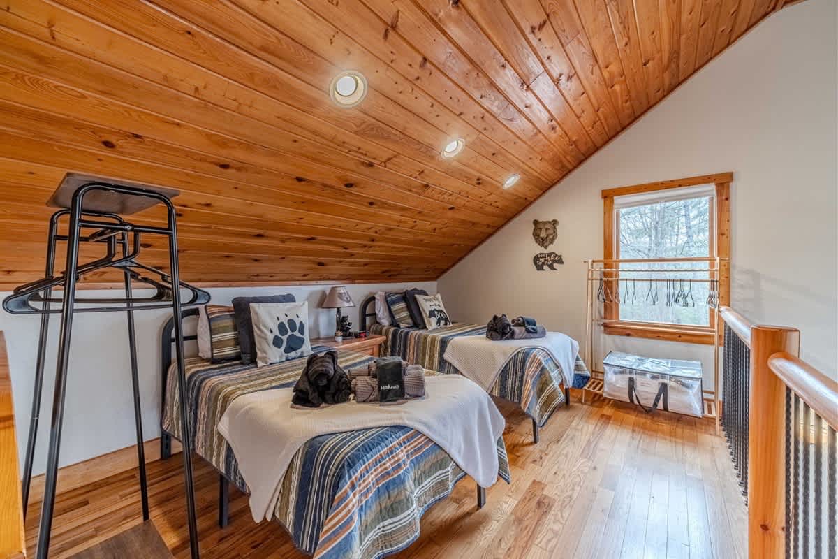 A BEAR HUG - 3 BR 3.5 BA LUXURY CABIN W/ GAME ROOM