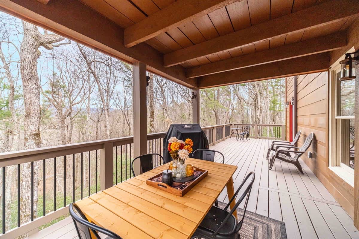 A BEAR HUG - 3 BR 3.5 BA LUXURY CABIN W/ GAME ROOM