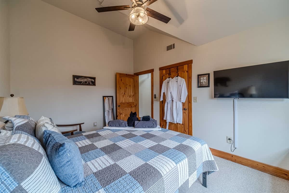 A BEAR HUG - 3 BR 3.5 BA LUXURY CABIN W/ GAME ROOM