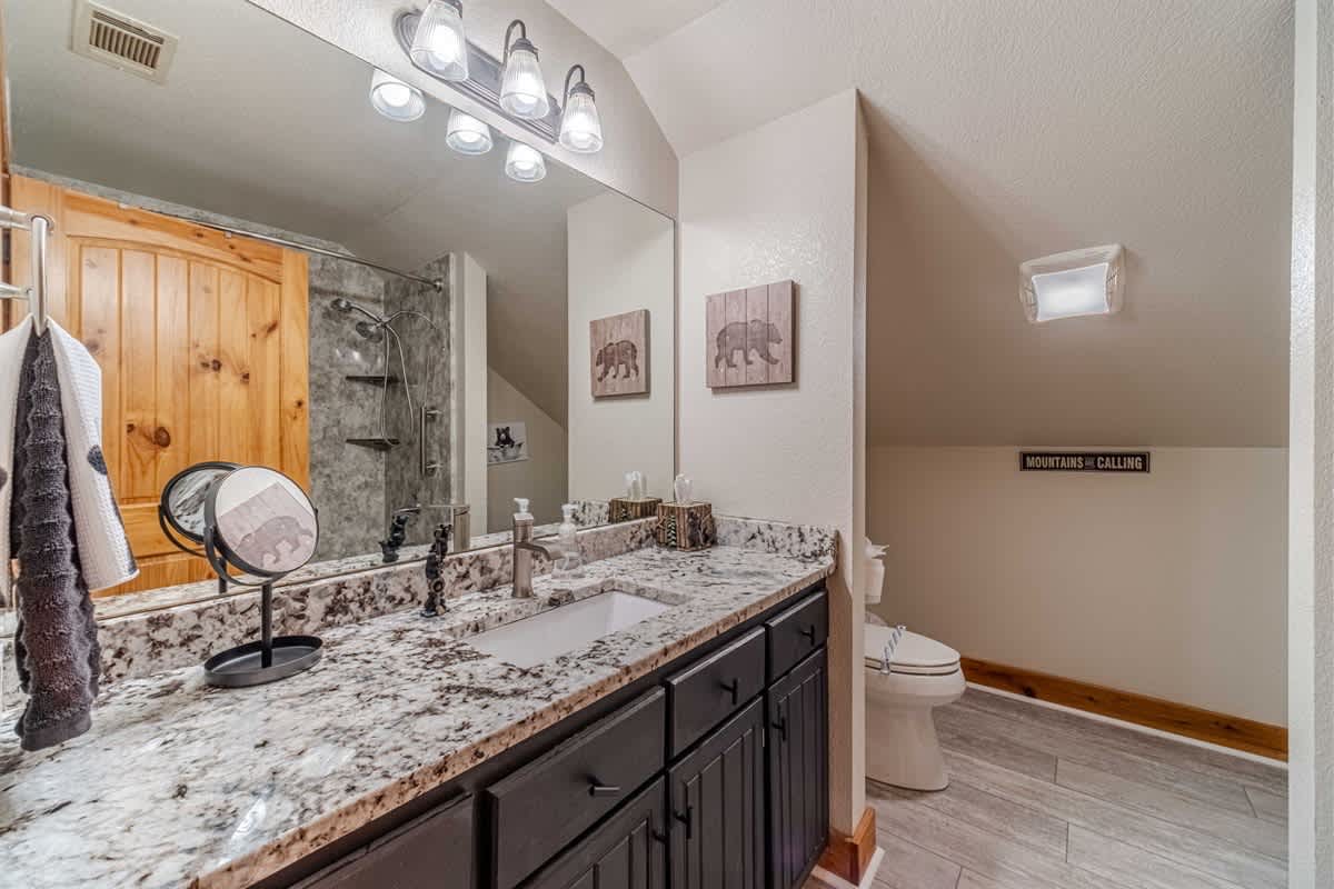 A BEAR HUG - 3 BR 3.5 BA LUXURY CABIN W/ GAME ROOM