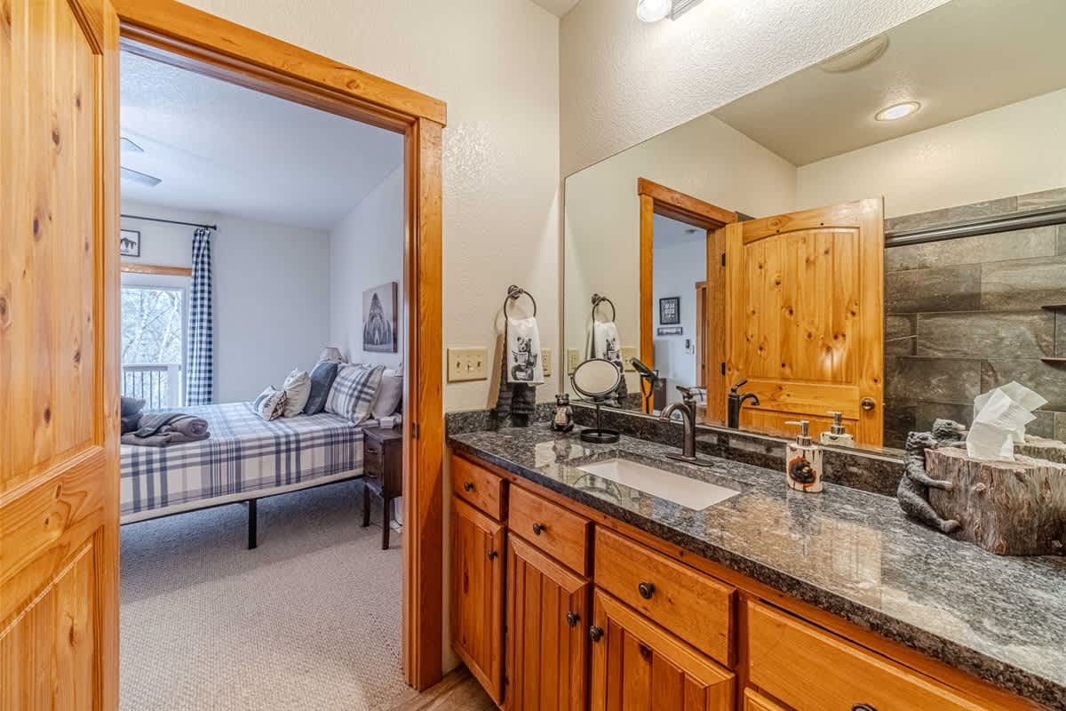 A BEAR HUG - 3 BR 3.5 BA LUXURY CABIN W/ GAME ROOM