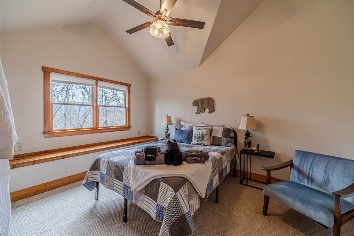 A BEAR HUG - 3 BR 3.5 BA LUXURY CABIN W/ GAME ROOM