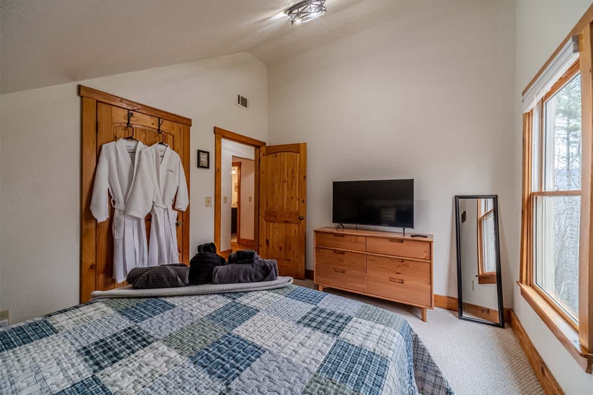 A BEAR HUG - 3 BR 3.5 BA LUXURY CABIN W/ GAME ROOM