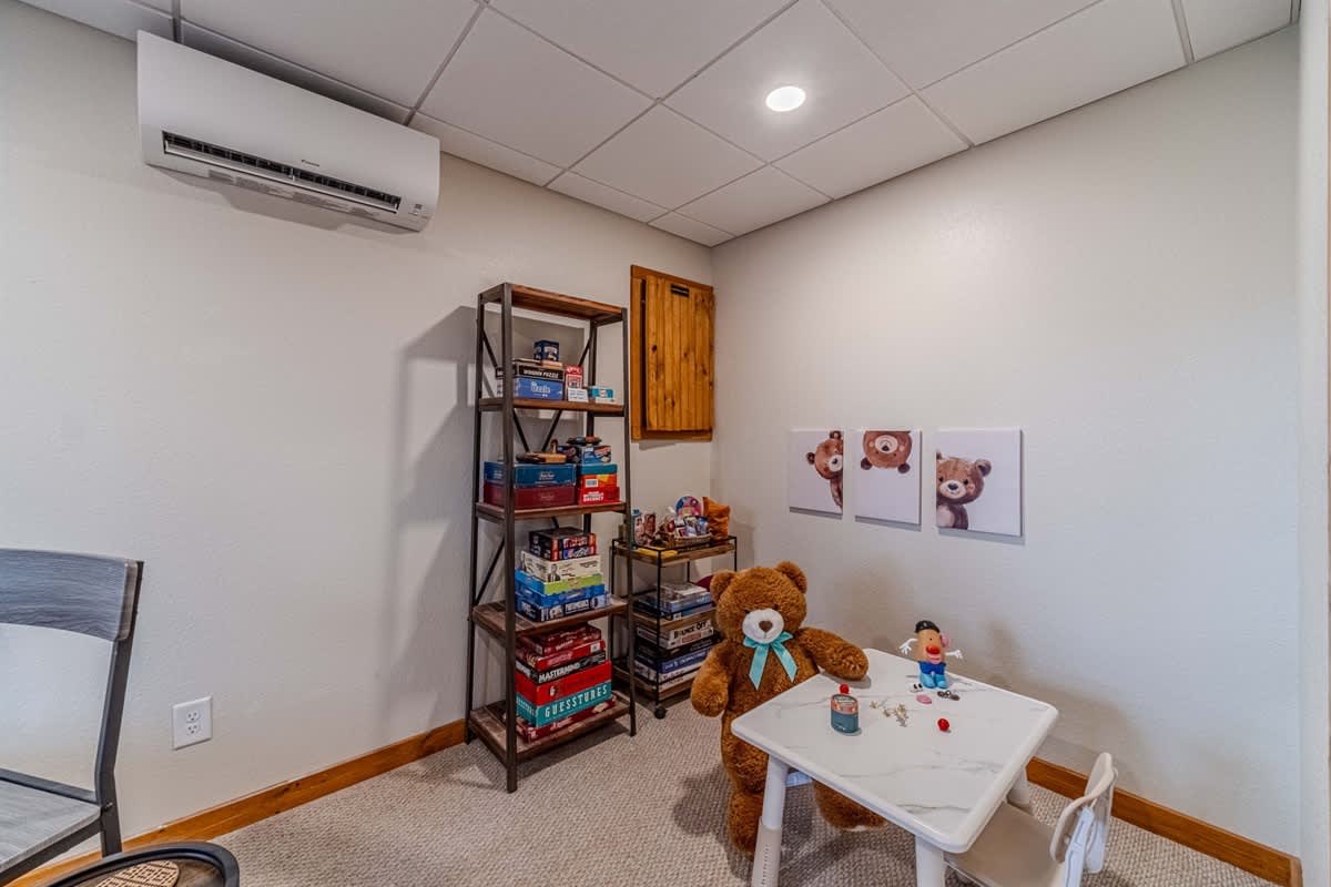 A BEAR HUG - 3 BR 3.5 BA LUXURY CABIN W/ GAME ROOM