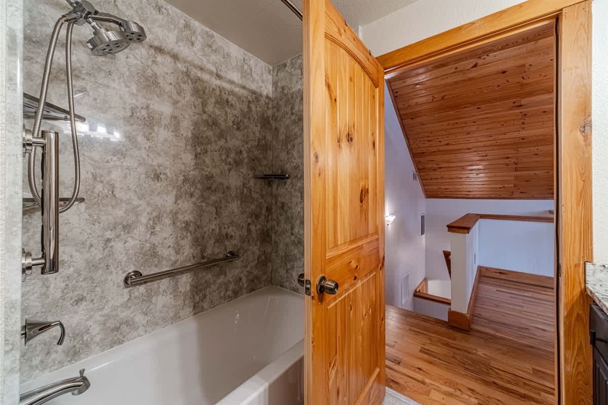 A BEAR HUG - 3 BR 3.5 BA LUXURY CABIN W/ GAME ROOM