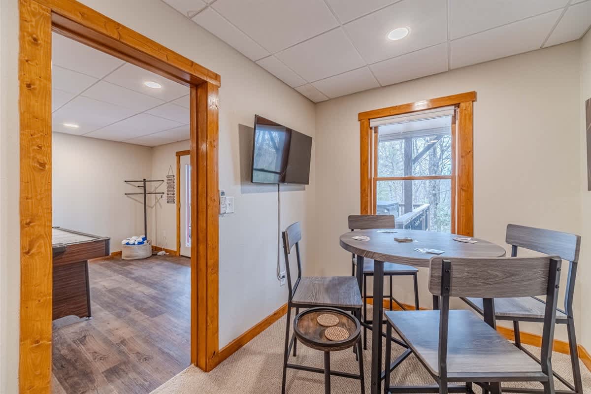 A BEAR HUG - 3 BR 3.5 BA LUXURY CABIN W/ GAME ROOM