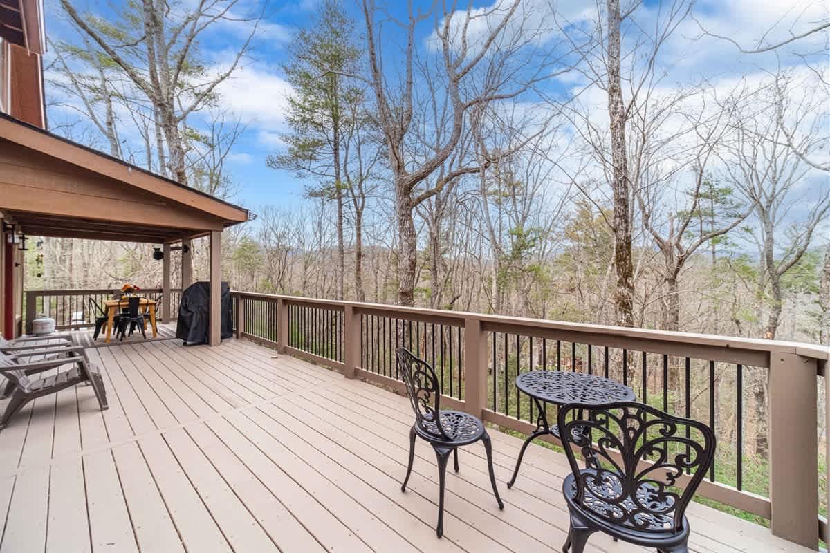 A BEAR HUG - 3 BR 3.5 BA LUXURY CABIN W/ GAME ROOM