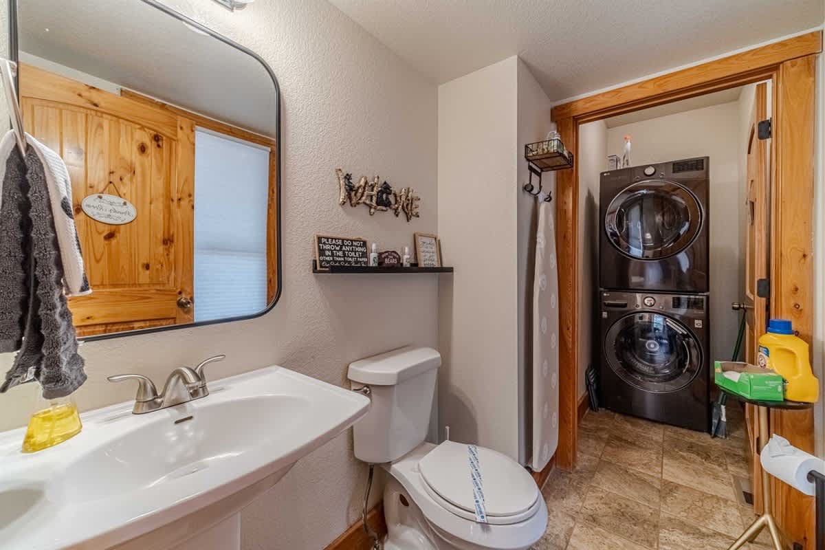 A BEAR HUG - 3 BR 3.5 BA LUXURY CABIN W/ GAME ROOM