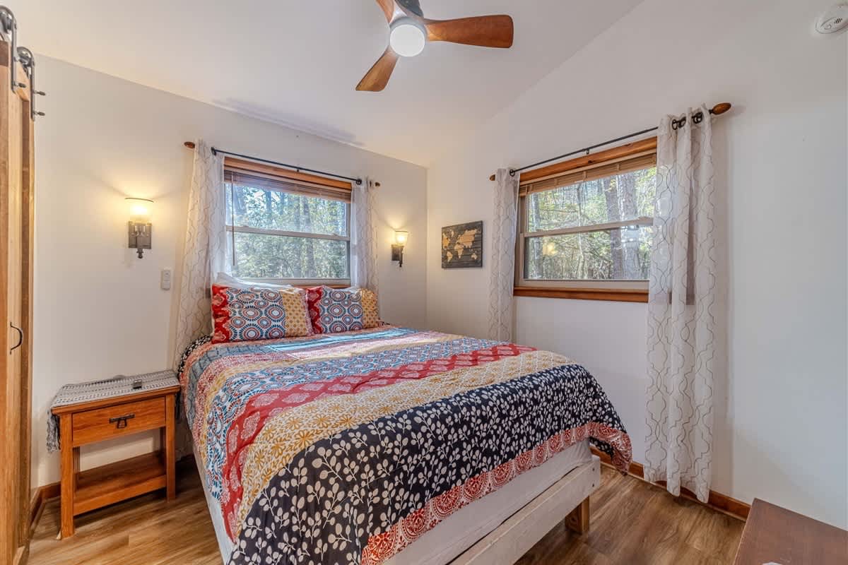 WANDERLUST - CHARMING MOUNTAIN CABIN W/ HOT TUB